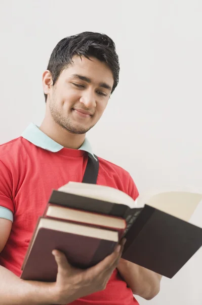 Man läser en bok — Stockfoto