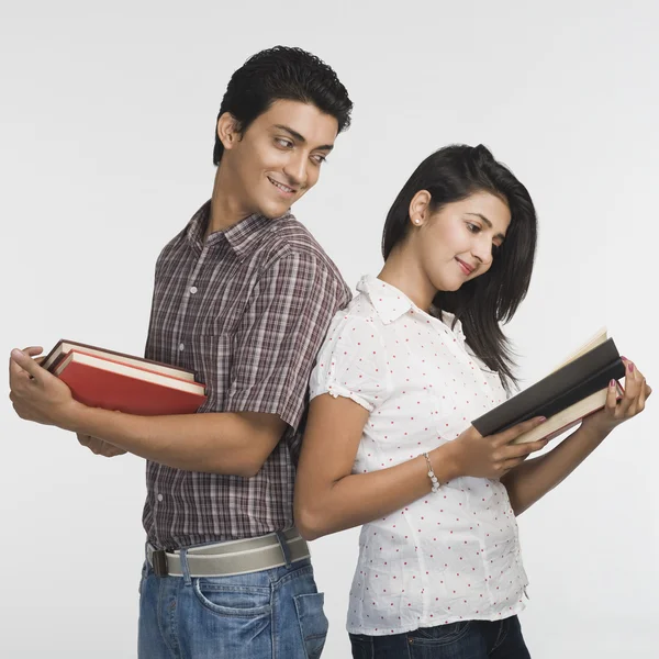 Estudiantes universitarios leyendo libros — Foto de Stock