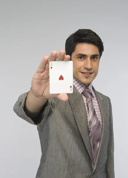 Empresario mostrando tarjeta as de corazones — Foto de Stock