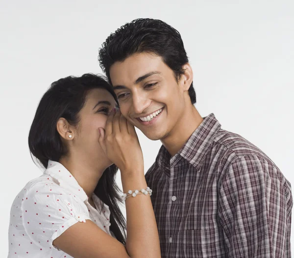 Vrouw met een man fluisteren — Stockfoto