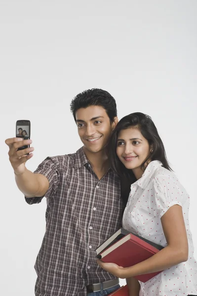 College students taking a picture of themselves — Stock Photo, Image