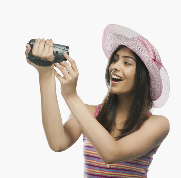 Woman filming herself with a home video camera — Stock Photo, Image