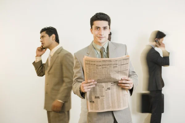 Empresário segurando um jornal — Fotografia de Stock