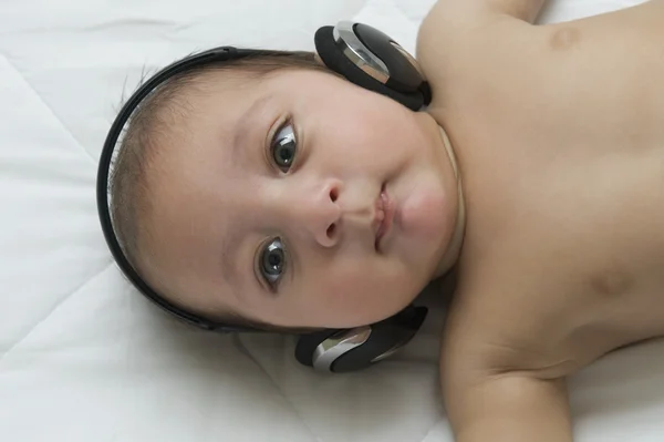 Niño escuchando auriculares —  Fotos de Stock