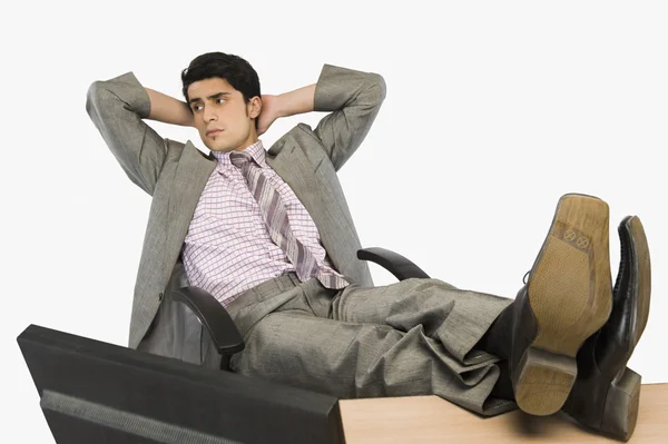 Geschäftsmann entspannt sich im Büro — Stockfoto