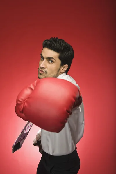 Empresário vestindo luva de boxe — Fotografia de Stock