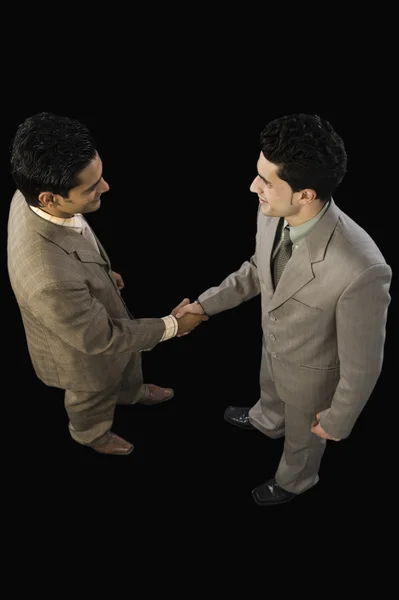 Dva obchodníci si potřásají rukama — Stock fotografie