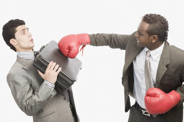 Biznesmen bronić z punch jego kolega — Zdjęcie stockowe
