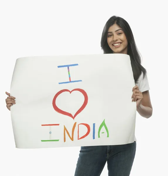 Mulher segurando um cartaz Eu amo a Índia escrito nele — Fotografia de Stock