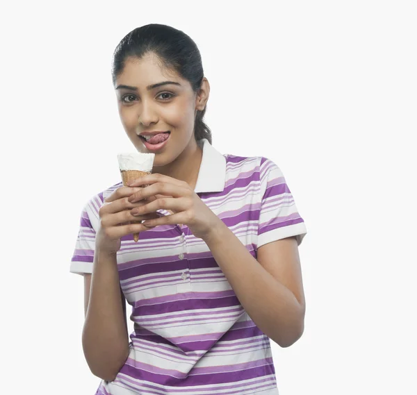 Mulher comendo sorvete — Fotografia de Stock