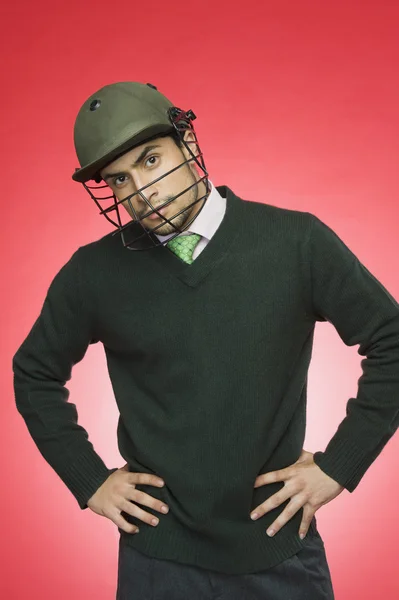 Uomo d'affari che indossa un casco da cricket — Foto Stock