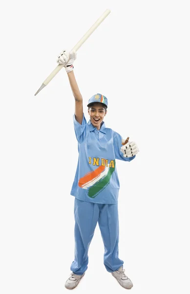 Cricket femminile che tiene un ceppo di cricket — Foto Stock