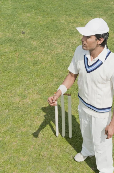 Cricket speler in de buurt van wicket — Stockfoto