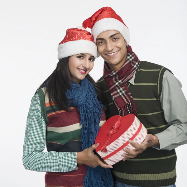 Casal segurando um presente de Natal — Fotografia de Stock