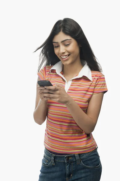 Текстовые сообщения женщины на мобильном телефоне — стоковое фото