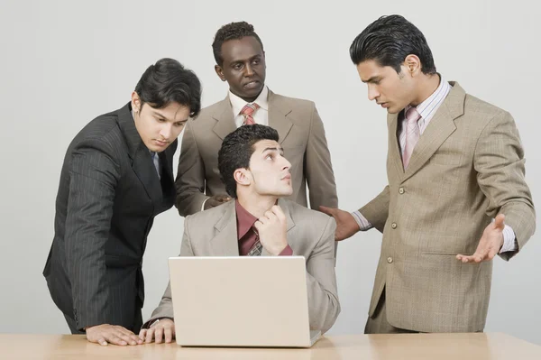 Ondernemers die op een laptop werkt — Stockfoto