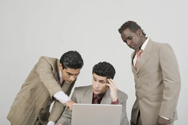 Empresarios trabajando en un portátil — Foto de Stock