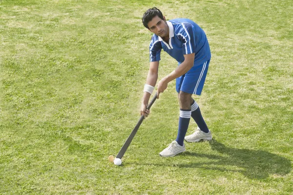 Hockeyspeler in een veld — Stockfoto