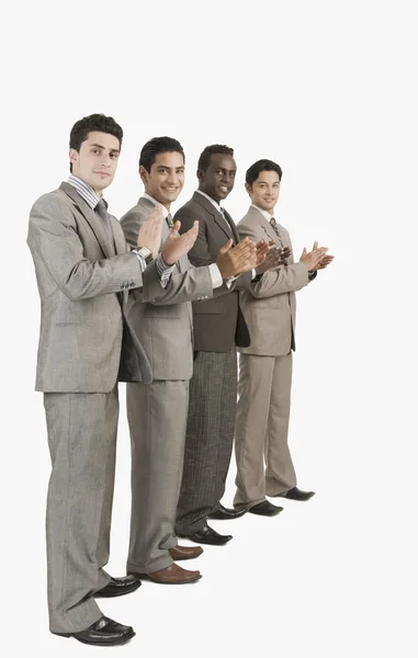 Cuatro hombres de negocios aplaudiendo — Foto de Stock