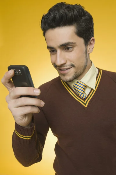 Geschäftsmann SMS auf einem Mobiltelefon — Stockfoto