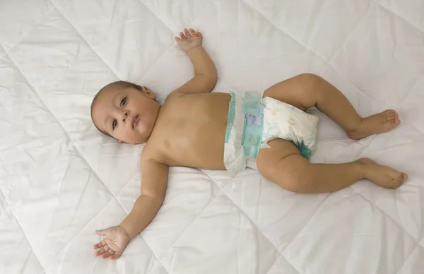 Menino deitado na cama — Fotografia de Stock