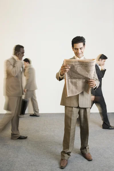 Empresario leyendo un periódico — Foto de Stock