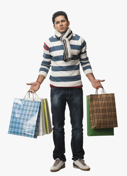 Hombre llevando bolsas de compras — Foto de Stock