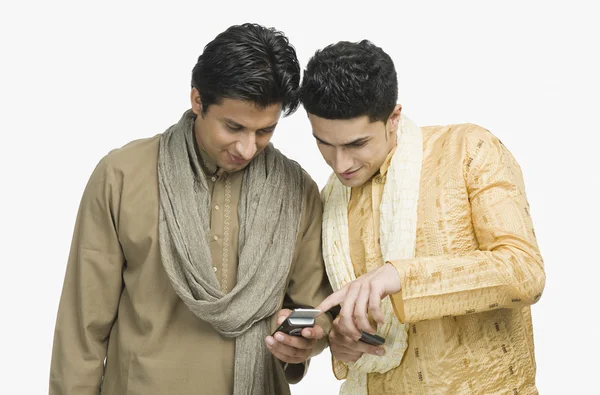 携帯電話のテキストメッセージング二人の男 — ストック写真