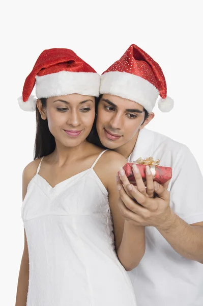 Homem dando um presente de Natal para sua namorada — Fotografia de Stock