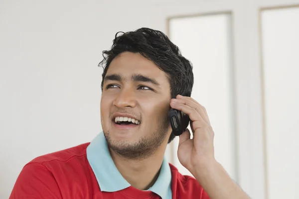 Man talar i en mobiltelefon — Stockfoto