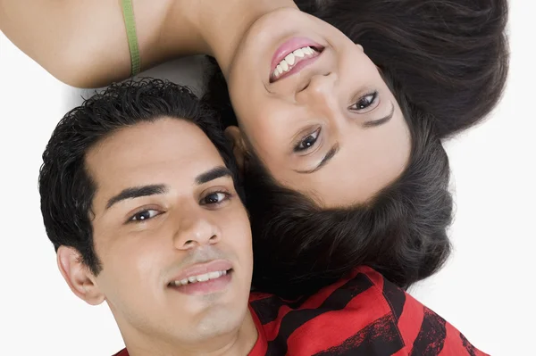 Casal deitado no chão e sorrindo — Fotografia de Stock