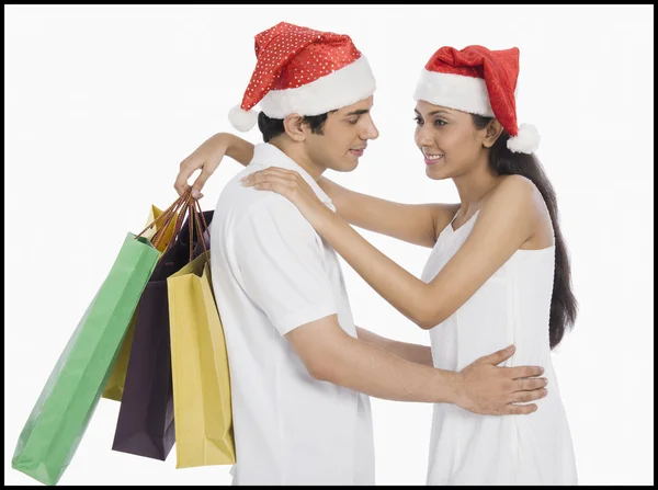 Casal usando chapéus de Santa — Fotografia de Stock