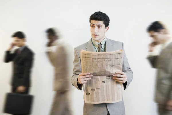 Empresario leyendo un periódico — Foto de Stock