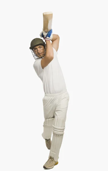 Cricket-Schlagmann spielt einen geraden Drive — Stockfoto