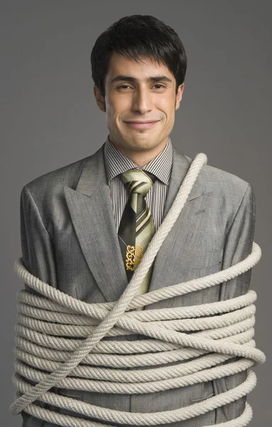 Empresário amarrado com cordas — Fotografia de Stock