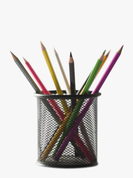 Цветные карандаши в органайзере стола — стоковое фото