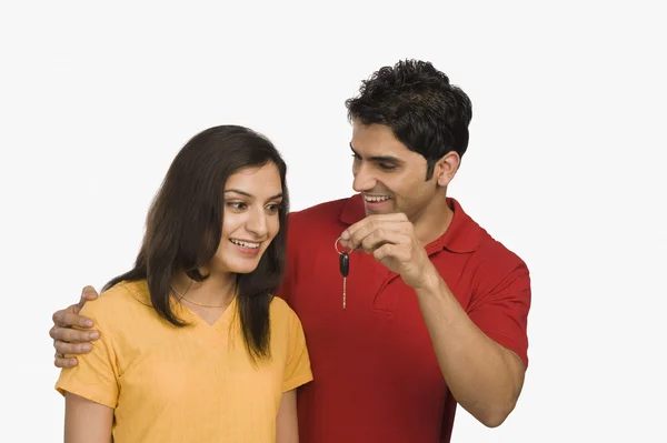 Man giving a car key to woman — Stock Photo, Image