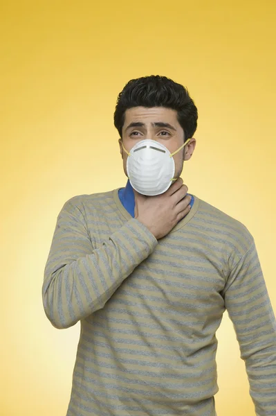 Hombre usando una máscara de contaminación — Foto de Stock