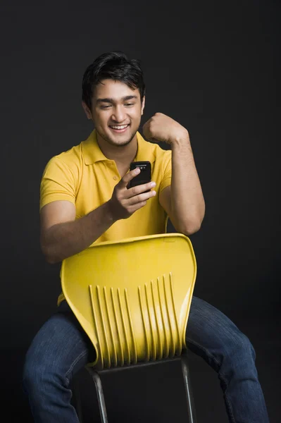 Man text messaging on a mobile phone — Stock Photo, Image