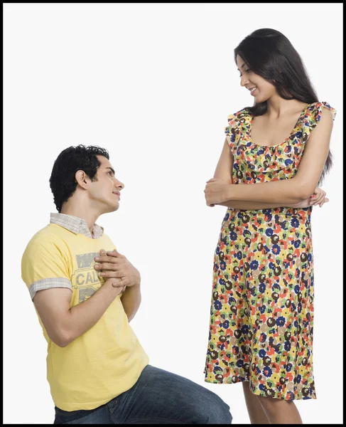 Muž žádá o ruku ženu — Stock fotografie