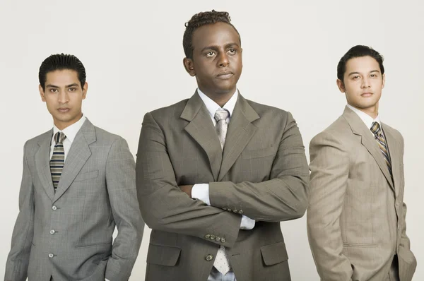 Три бизнесмена, стоящие вместе — стоковое фото