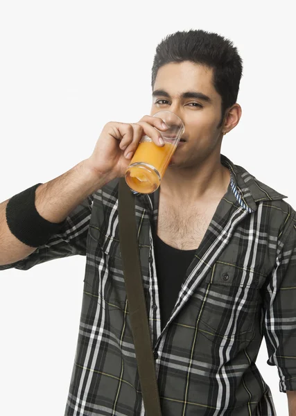 ジュースを飲む男 — ストック写真