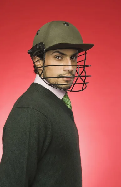 Empresário vestindo um capacete de críquete — Fotografia de Stock