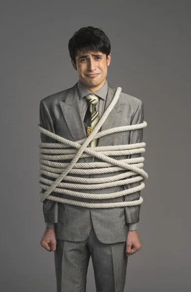Empresário amarrado com cordas — Fotografia de Stock