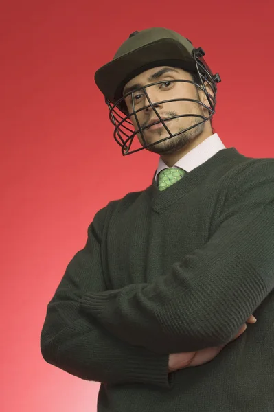 Empresário vestindo um capacete de críquete — Fotografia de Stock