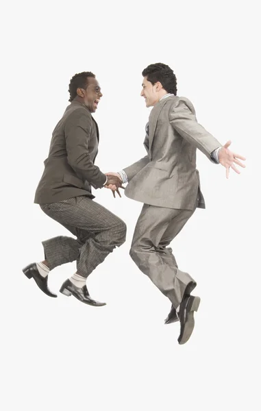 Dos hombres de negocios estrechando las manos en el aire — Foto de Stock
