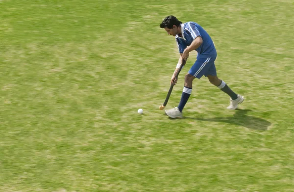 Jugador de hockey en un campo — Foto de Stock