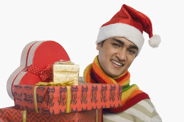 Muž, který držel vánoční dárky — Stock fotografie