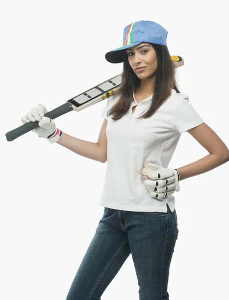 Vrouwelijke cricket ventilator holding een vleermuis en een bal — Stockfoto