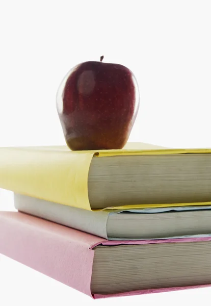 Manzana encima de los libros apilados —  Fotos de Stock